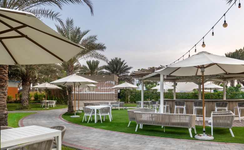 المنارة بيتش بار في منتجع الحبتور جراند